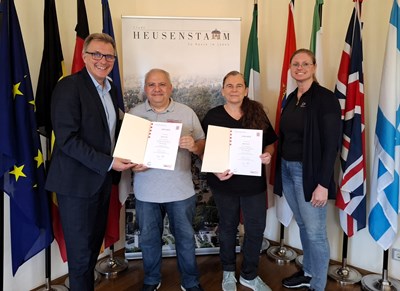 Frische Urkunden für die „neuen alten“ Sportcoaches: Cornelia Nikolic (2.v.r.) und Enzo Nuzzo (2.v.l.) mit Bürgermeister Steffen Ball (l.) und Marina Fakkar vom städtischen Fachdienst Integration, Familie und Senioren (r.).