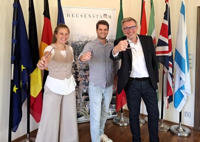 Erfindungsreichtum „Made in der Schlossstadt“: Bürgermeister Steffen Ball (r.) und Wirtschaftsförderin Juliane Blümmel (l.) tauschen sich mit Philip Knott aus.