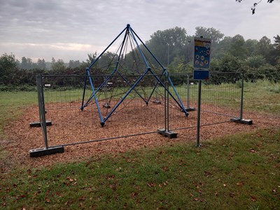 Die gesperrte Kletterspinne auf dem Spielbereich Schlosswiese.