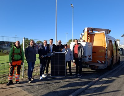 Die neuen LED-Lampen mit Solar-Panel im Bindingweg sind montiert. V.l.: Thomas Herold (Bauhof-Elektriker), Michael Brand (Bauhof-Chef), Bürgermeister Steffen Ball, Vorstandsvorsitzender Dr. Christoph Meier (EVO), Armin Drexler (Bauhof-Elektriker), Dr. Hartmut von Kienle (Sprecher des BürgerForum Rembrücken) und Alexander Rößler (Fachdienst Tiefbau & Infrastruktur).