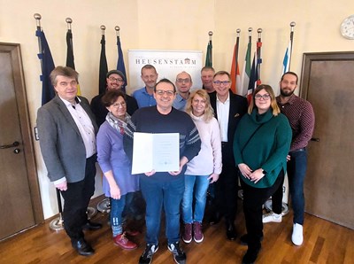Herzliche Gratulation zum 25-jährigen Dienstjubiläum! Norbert Herdt (Mitte mit Urkunde) mit Bürgermeister Steffen Ball (3.v.r), Erstem Stadtrat Uwe Michael Hajdu (l.) sowie Kolleginnen und Kollegen.