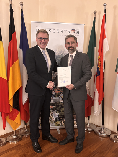 Der neue Erste Stadtrat Paul Sassen (r.) erhält seine Urkunde. Er tritt sein Amt am 2. Januar 2026 an.