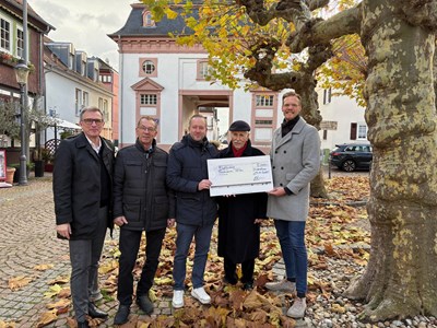 Familie Duwensee überreicht den Spendenscheck an den Förderverein Torbau Heusenstamm e. V.. V.l.: Bürgermeister Steffen Ball, Günter und Gregor Duwensee, Vereinsvorsitzender Rudolf Fauerbach und Vereinsschatzmeister Christian Bauer.