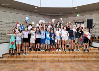 Die ersten drei Sieger-Gruppen des Adolf-Reichwein-Gymnasiums erhalten ihre Urkunden und Preise.