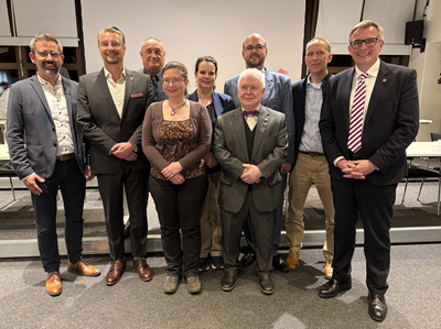Der neu gewählte Magistrat (v.l.): Erster Stadtrat Paul Sassen, Michael Sturm, Reinhold Ziesmann, Marion Steiner, Anna-Katharina Alles-Bernhard, Helmut Krause, Erik Schulze, Michael Kern, Bürgermeister Steffen Ball.