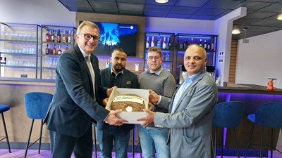 Herzlich willkommen in Heusenstamm und viel Erfolg! V.l.: Bürgermeister Steffen Ball, Geschäftsführer Dhiraj Khadka Chetri, Wirtschaftsförderer André Grotjann und Gründer/Inhaber der Trip Inn Hotels Kumar Panta.