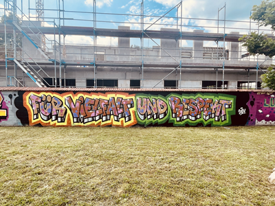 Ein neues Kunstwerk ist an der Gartenmauer des Jugendzentrums entstanden.