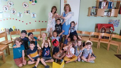 Katja Richter, Leiterin der Stadtbücherei (l.), überreicht den Spendentopf an Erzieherin Marija Simic-Wehrum (r.) von der Leseratten-Gruppe im Kinderhaus Wiesenborn.