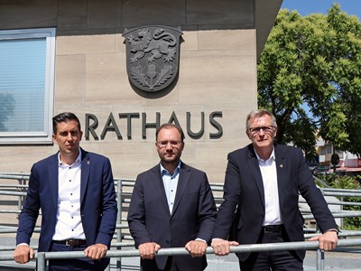Schwierige Zeiten für Budgets der Kommunen. Bürgermeister Manuel Friedrich (Obertshausen, von links), Dr. Alexander Krey (Mühlheim) und Steffen Ball (Heusenstamm) sind verärgert über die fehlerhaften Berechnungen nach der Grundsteuerreform. Foto: Christina Schäfer/Stadt Obertshausen