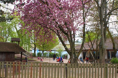 Die Außenanlage der Kita Rembrücken im Frühjahr.