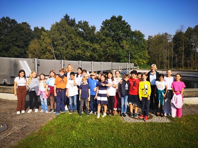 Die Schülerinnen und Schüler der vierten Klasse der Adalbert-Stifter-Schule mit ihren Begleitpersonen zu Besuch in der Kläranlage.
