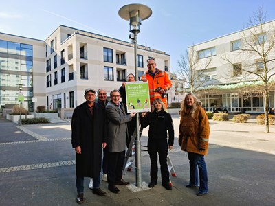 Die neuen Hinweisschilder in der Alten Linde sind angebracht. V.l.: Thomas Drews (Toms Whisky & Spirits), Kai-Uwe König (Anwohner), Bürgermeister Steffen Ball, Ralli Kaita (Stellvertretende Leiterin Jugendzentrum), Andreas Stuckmann (Bauhof), Yvonne Conte (Leiterin Stadtpolizei), Tiina Schivelbusch (Islandwolle).