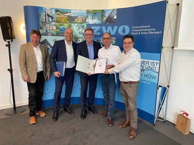 Der gesonderte Bericht für Heusenstamm des Kommunalen Wasserkonzepts ist übergeben. V.l.: Peter Schneider (Verbandsvorsitzender ZWO), Rudolf Hußlein (Geschäftsführer ZWO), Bürgermeister Steffen Ball, Tiefbauleiter Thomas Möller, Carsten Müller (Verbandsvorsitzender ZWO)