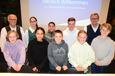 Der neu gewählte KiJuPa-Vorstand mit Stadtverordnetenvorsteher Peter Jakoby und Bürgermeister Steffen Ball.