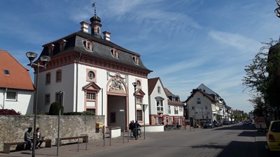 Die Frankfurter Straße in Heusenstamm.
