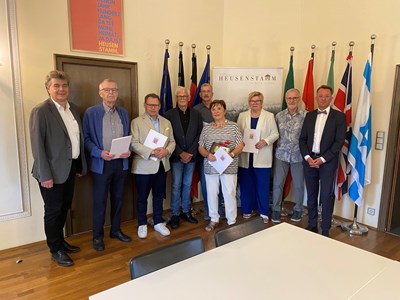 v.l.: Erster Stadtrat Uwe Michael Hajdu, Jürgen Blumenberg, Ulrich Trinkaus, Peter Möller, Peter Krause, Ursula Heidenreich-Heuser, Barbara Horn, Lothar Berninger, Amtsgerichtspräsident Erik Geiser.  