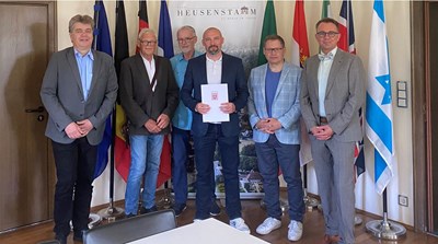 v.l.n.r. Erster Stadtrat Uwe Michael Hajdu, Peter Möller (Ortsgerichtsmitglied), Lothar Berninger (Ortsgerichtsmitglied), Dieter Hell (neuer Schöffe), Ulrich Trinkaus (Vorsteher des Ortsgerichts), Erik Geisler (Präsident des Amtsgerichts Offenbach)