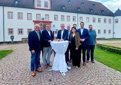 Offizielle Inbetriebnahme der 3000sten Digitalen Dorflinde in Heusenstamm mit Digitalstaatssekretär Stefan Sauer (Dritter von links), Stadtverordnetenvorsteher Peter Jakoby (Erster von links), Bürgermeister Steffen Ball (Vierter von links), Erstem Stadtrat Uwe Michael Hajdu (Zweiter von links) sowie politischen Vertretern und dem Digitalisierungsteam des Rathauses.