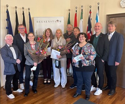 v.l.n.r. Herrn Stadtrat Helmut Krause, Bürgermeister Steffen Ball, Meike Beier (Schülerin der Musikschule), Sabine Pollmeier (Musikdozentin), Annette Hofmann (Musikdozentin), Kurt Herdt (Musikdozent), Markus Hoßner (Künstl. Beirat), Cecilia Nieva-Bittermann (Künstl. Beirat), Markus Tremmel (Magistratsoberrat), Uwe Michael Hajdu (Erster Stadtrat)