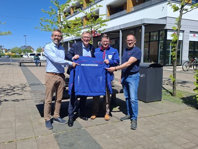 Stefan Fehrenbach unterstützt ehrenamtlich die Stadtverwaltung. V.l.: Erster Stadtrat Paul Sassen, Bürgermeister Steffen Ball, Stefan Fehrenbach, Bauhofleiter Michael Brand.