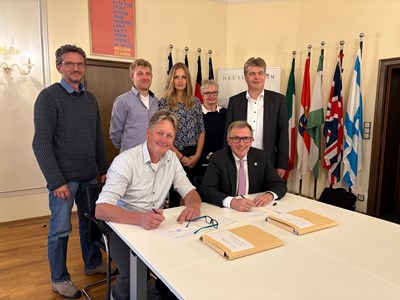  v.l.n.r. Die neuen Pächter des Hofguts Patershausen und Bürgermeister sowie Erster Stadtrat bei der Vertragsunterzeichnung am Mittwochabend im Rathaus: Thomas Goebel (Hofgut Oberfeld), Daniel Zapotoczny, Anna Bloem, Betty Bootsman, Erster Stadtrat Uwe Hajdu (hinten v.l.), Theo Bloem, Bürgermeister Steffen Ball (vorne v.l.). Auf dem Bild fehlen: Thomas Zell (Ackerlei) und Peter Hollerbach (Dottenfelderhof)