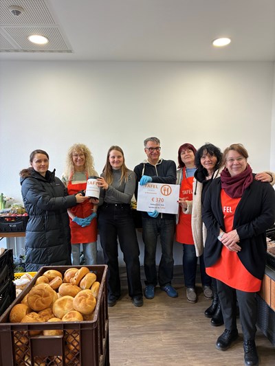 Fachdienstleiterin Integration, Familie & Senioren Jasmin Heine (l.) und Fachdienstleiterin IT Management & Digitalisierung Monika Wolf (2.v.r.) aus dem Rathaus übergeben die Geldspende an die Tafel - stellvertretend für alle Teilnehmenden des Rathaussturms. Bild Mitte: Helena Wolf, Leiterin der Ausgabestelle.