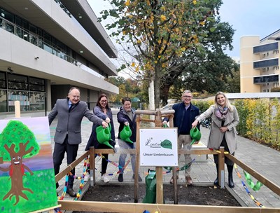 Symbolische Übergabe der Linde. V.l.: Landrat Oliver Quilling, Constance Mecklenburg (Leiterin Betreuung), Monique Weidner (Förderverein), Bürgermeister Steffen Ball, Rebecca Pöhlmann (Leiterin Lindenschule)