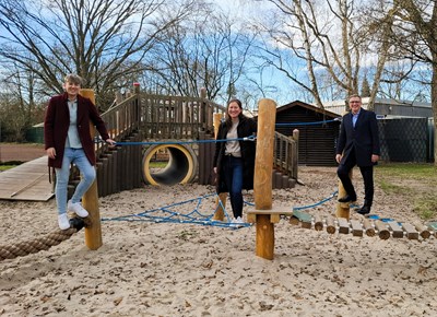 Auch das Außengelände für die Ü3-Kinder der Kita Rembrücken ist nun fertiggestellt. V.l.: Kim Beierl (Stellvertretende Kita-Leiterin), Julia Richter (Kita-Leiterin) und Bürgermeister Steffen Ball.