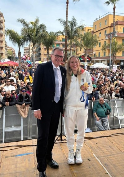 Bürgermeister Steffen Ball mit Olympiasiegerin Francesca Lollobrigida.