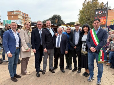 Heusenstammer Delegation besucht das Artischockenfestival in der Partnerstadt Ladispoli: Bürgermeister Steffen Ball (3.v.l.), Magistratsmitglied Michael Sturm (4.v.l.), Enzo Nuzzo (Mitte), Magistratsmitglied Dr. Rudolf Benninger (3.v.r.), Fachdienstleiterin IT Management & Digitalisierung Monika Wolf (2.v.r.) und Ladispolis Bürgerrmeister Alessandro Grando (r.)