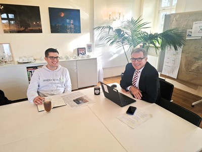 Bürgermeister Steffen Ball (r.) im Interview mit Chefredakteur Philipp Keßler (Mediengruppe Offenbach-Post)