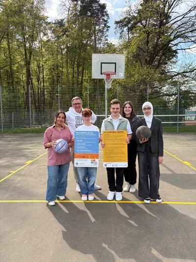 Der neue 3x3-Basketballplatz am Martinsee ist freigegeben. V.l.: KiJuPa-Mitglied Amina Uddin, Bürgermeister Steffen Ball, KiJuPa-Mitglied Ida Krebs, KiJuPa-Vorsitzender Bernd Langmann, Stellvertretende Leiterin Kinder- und Jugendförderung Ralli Kaita-Odag und KiJuPa-Mitglied Jana Alsheikhmous.