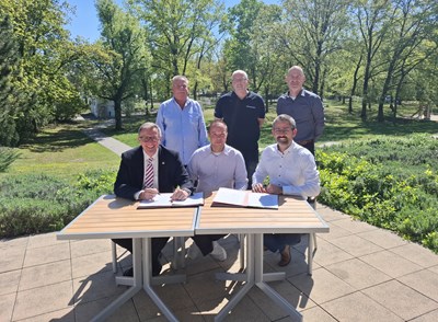 Der Pachtvertrag ist unterzeichnet – Foto-Location: Terrasse des Schwimmbads. V.l. sitzend: Bürgermeister Steffen Ball, Philipp Klein (City Promotion), Erster Stadtrat Paul Sassen. V.l. stehend: Jürgen Klein (Geschäftsführer City Promotion), Kommissarischer Schwimmbad-Leiter Thomas Hurst, Fachbereichsleiter Allgemeine Verwaltung & Bürgerservice Markus Tremmel.