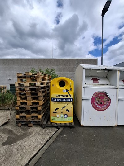 Acht Standorte für die gelben Container für die Sammlung von Altspeisefetten und -ölen gibt es im Stadtgebiet – Hier beispielhaft: Wertstoffhof. 