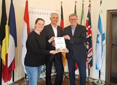 Die Auszeichnung für die Sammlung von Altspeisefetten und -ölen ist übergeben. V.l.: Dr. Kirsten Fritz (Fachdienstleiterin Umwelt, Forst & Klimaanpassung), Albert Bechtoldt (Vertriebsleiter der Münzer Deutschland GmbH) und Bürgermeister Steffen Ball.