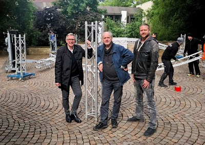 Michael Quast (Mitte) zu Besuch in Heusenstamm – passend zu den Aufbauarbeiten der Schlossbühne am Bannturm. V.l.: Bürgermeister Steffen Ball, Michael Quast, Dominik Stotzem (Kultur, Sport & Ehrenamt).