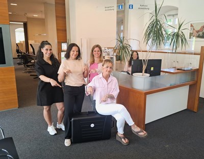 Der Bürgerkoffer steht für den Außeneinsatz griffbereit. Das Team des Bürgerbüros und der Information/Zentrale (v.l.): Tara Saboori Namvar, Anna Wroclawski, Martina Roos, Leiterin Stefanie Burger, Gabriele Rüsch. Auf dem Foto fehlen: Tanja Danger, Sabine Veit und Ulrike Wieland.