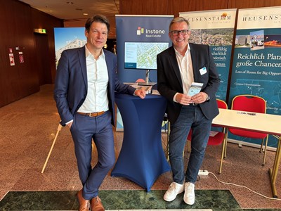 Heusenstamm präsentiert sich auf dem Kongress „Metropolregion FrankfurtRheinMain baut!“. V.l.: Sascha Querbach (Instone) und Bürgermeister Steffen Ball.