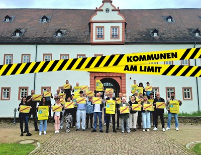 Kommunen am Limit: Mitglieder des Magistrats sowie Mitarbeitende des Rathauses machen auf die angespannte finanzielle Lage in Heusenstamm aufmerksam.