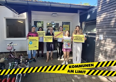 Mitarbeitende der Kita Rembrücken machen auf die angespannte finanzielle Lage in Heusenstamm aufmerksam.