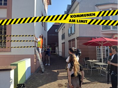 Bürgermeister Steffen Ball "hilft" beim Einwickeln.