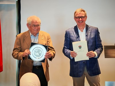 Bürgermeister Steffen Ball (r.) überreicht den Maria-Theresia-Teller stellvertretend an Ludwig Richter.