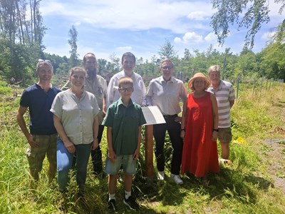 An der Pflanzstelle im Klosterwald: Die Beteiligten freuen sich über das gelungene Gemeinschaftsprojekt und das neue Hinweisschild. Vordere Reihe v.l.: Dr. Kirsten Fritz (Fachdienstleiterin Umwelt, Forst & Klimaanpassung), Florian Lutze (Deutsche Waldjugend). Hintere Reihe v.l.: Marcus Curie (Kommissarischer Fachdienstleiter Umwelt, Forst & Klimaanpassung), Michael Kobras (HessenForst), Dr. Christoph Meier (Vorstandsvorsitzender EVO), Bürgermeister Steffen Ball, Sigrid Rebell (Bürger*innen-Stiftung Heusenstamm) und Dietmar Tinat (Deutsche Waldjugend).
