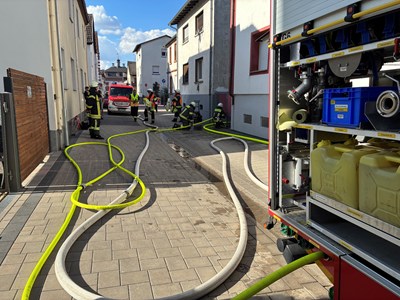 Löscharbeiten in der Bürgermeister-Kämmerer-Straße.