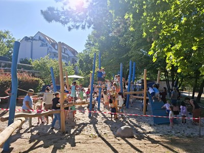 Die neue Außenanlage der Kita Jona wurde umgehend ausgiebig getestet und bespielt.