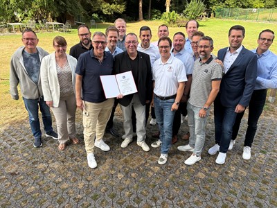 Obertshausens Erster Stadtrat Michael Möser (Mitte, mit Urkunde) wurde vom HSGB-Kreisvorsitzenden Steffen Ball (links daneben) für 10-jähriges hauptamtliches Wirken geehrt.