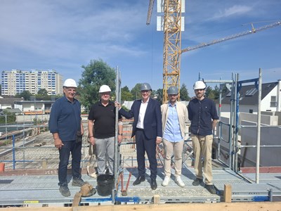 V.l.: Mile Dedic (Bauleiter), Harald Wientgens (Bauleiter, WHF), Bürgermeister Steffen Ball, Ivan Mioč (Projektsteuerung K&M Immobiliengruppe), Florian Frühwacht (Architekt, WHF)