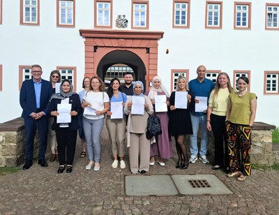 Die neuen Lotsinnen und Lotsen haben ihre Urkunden von Bürgermeister Steffen Ball (ganz links) und den Mitarbeiterinnen des Integrationsbüros Daniela Singh (Vierte von links), Marina Fakkar (Zweite von rechts) sowie Jasmin Heine, Fachdienstleiterin Integration, Familie & Senioren, erhalten (ganz rechts).