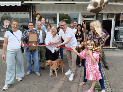 Herzlich willkommen in der Alten Linde und viel Erfolg! Bürgermeister Steffen Ball (Mitte) und Wirtschaftsförderin Juliane Blümmel (ganz links) freuen sich mit Kathrin Starrmann (Mitte) über die Neueröffnung.
