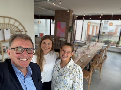 Herzlich willkommen und viel Erfolg! Bürgermeister Steffen Ball (links) und Wirtschaftsförderin Juliane Blümmel (rechts) freuen sich mit Nadine Brehmer (Mitte) über die Neueröffnung.